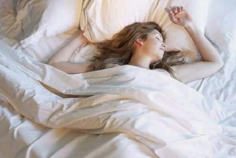 7 Manfaat Tidur Telanjang yang Jarang Orang Tahu