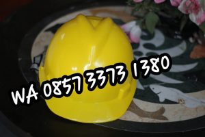 Pentingnya Pengaplikasian Safety Helmet Di Lingkungan Kerja
