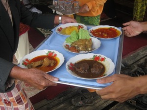Tradisi Jamuan Makan Saprah Masyarakat Melayu Sambas