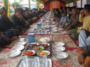 Tradisi Jamuan Makan Saprah Masyarakat Melayu Sambas