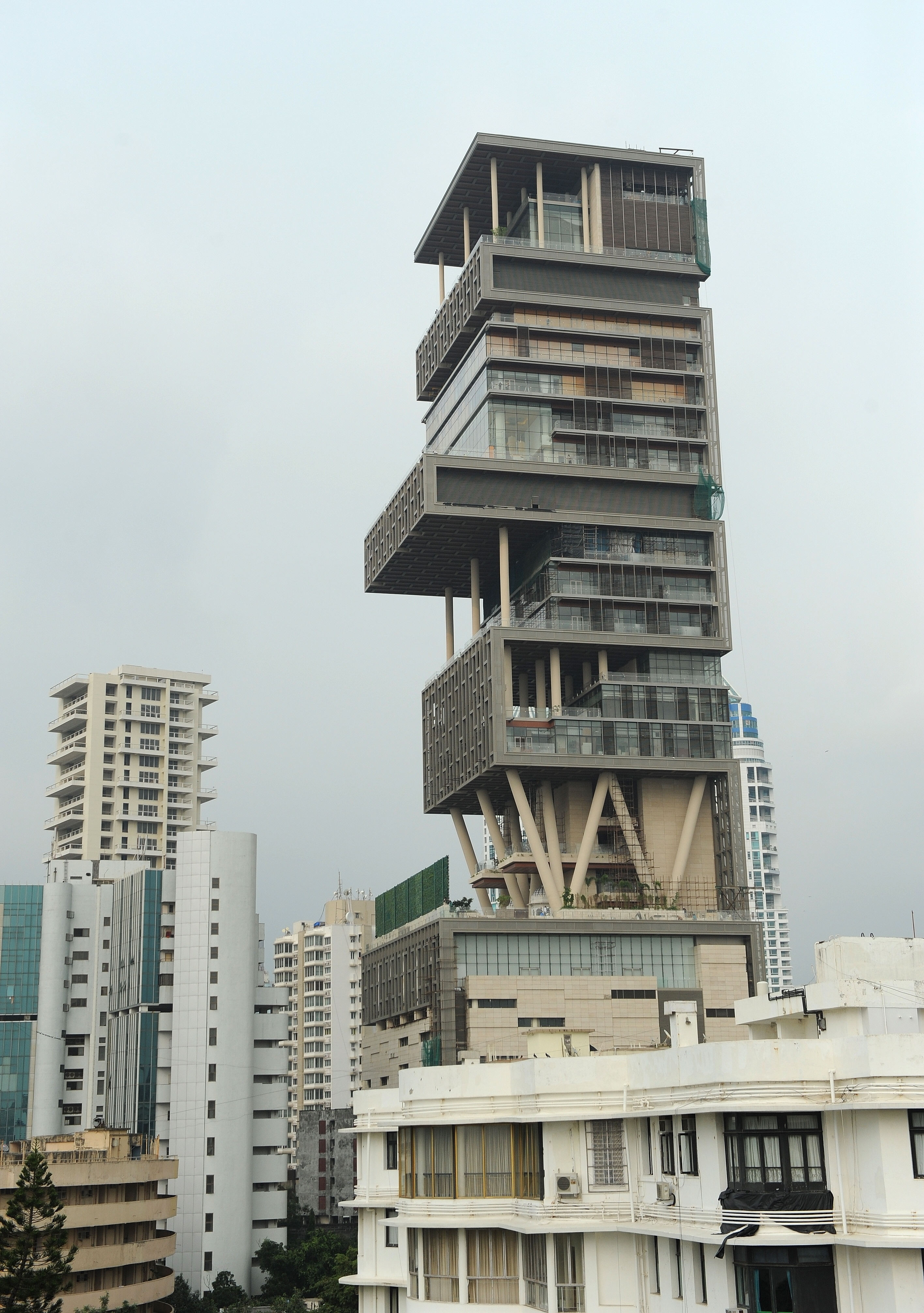 Как проходит гигантский дом. Мукеш Амбани дом в Мумбаи. Небоскреб Антилия Мумбаи. Дом «Antillia» Мумбаи. Башня Антилия в Мумбаи.