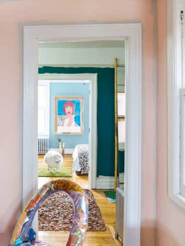 Berasa masuk ke dunia animasi, ini isi rumah unik milik desainer Misha Kahn. 