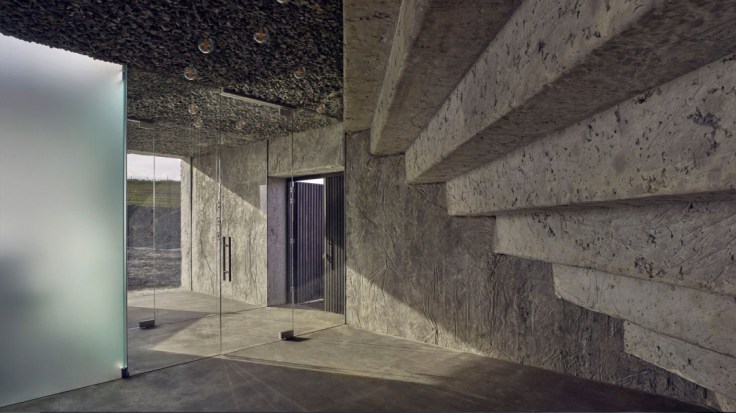 Lah, ini kantor keren tapi di tengah rawa?!? Babang ojol gak bakal mau nganterin. 