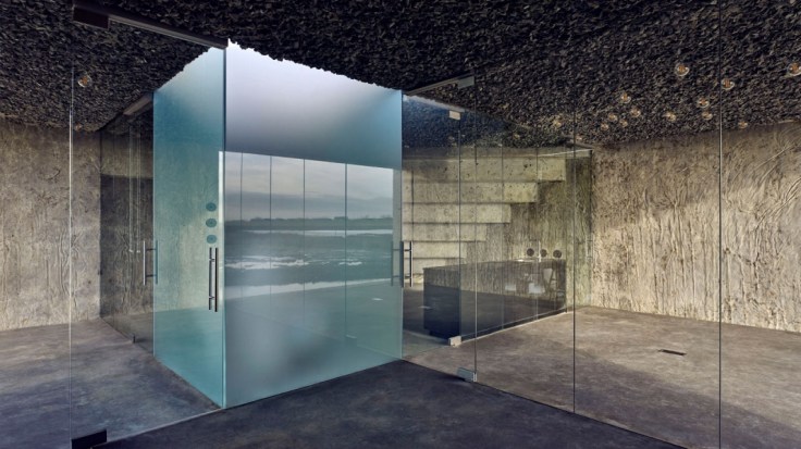 Lah, ini kantor keren tapi di tengah rawa?!? Babang ojol gak bakal mau nganterin. 