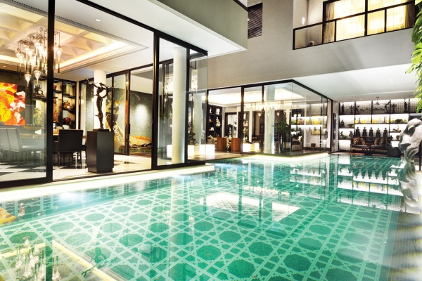 Rumah mewah yang keren ini punya perancang busana kondang Indonesia. Siapa dia?