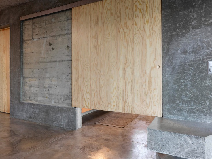 Minimalis banget. Apartemen beton ini bisa jadi inspirasi hunian agan sista.