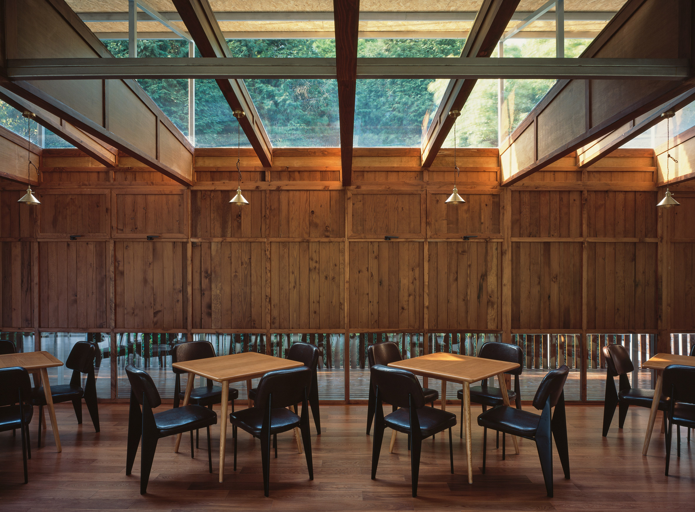 Gak serem lagi, bangunan tua bekas sekolah di ubah jadi hotel yang keren. 