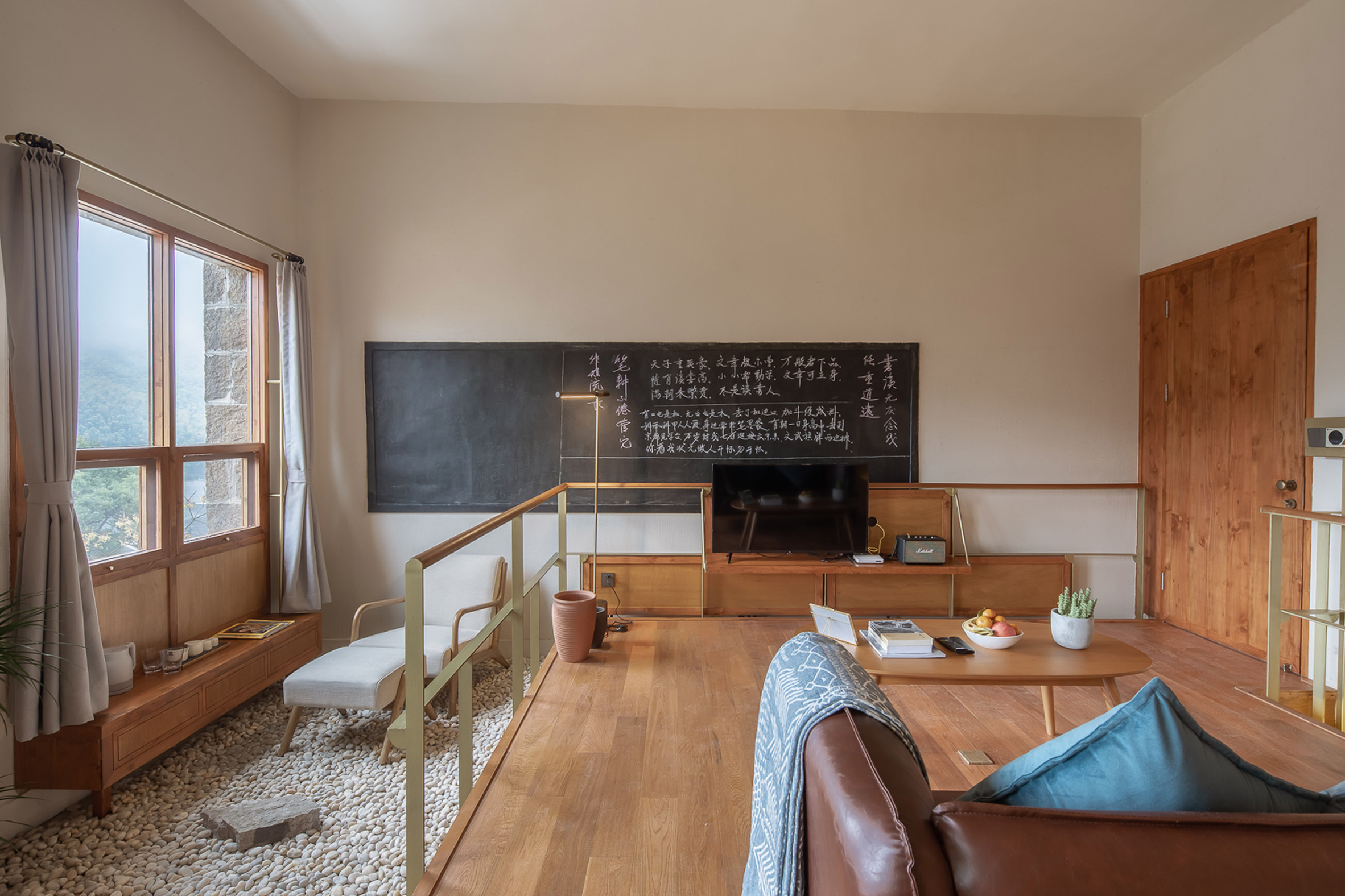 Gak serem lagi, bangunan tua bekas sekolah di ubah jadi hotel yang keren. 