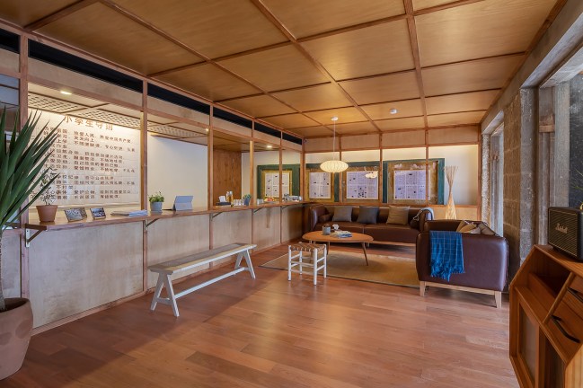 Gak serem lagi, bangunan tua bekas sekolah di ubah jadi hotel yang keren. 