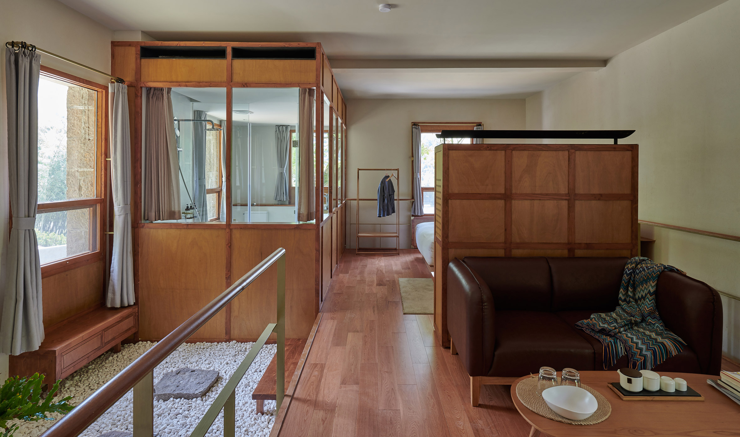 Gak serem lagi, bangunan tua bekas sekolah di ubah jadi hotel yang keren. 