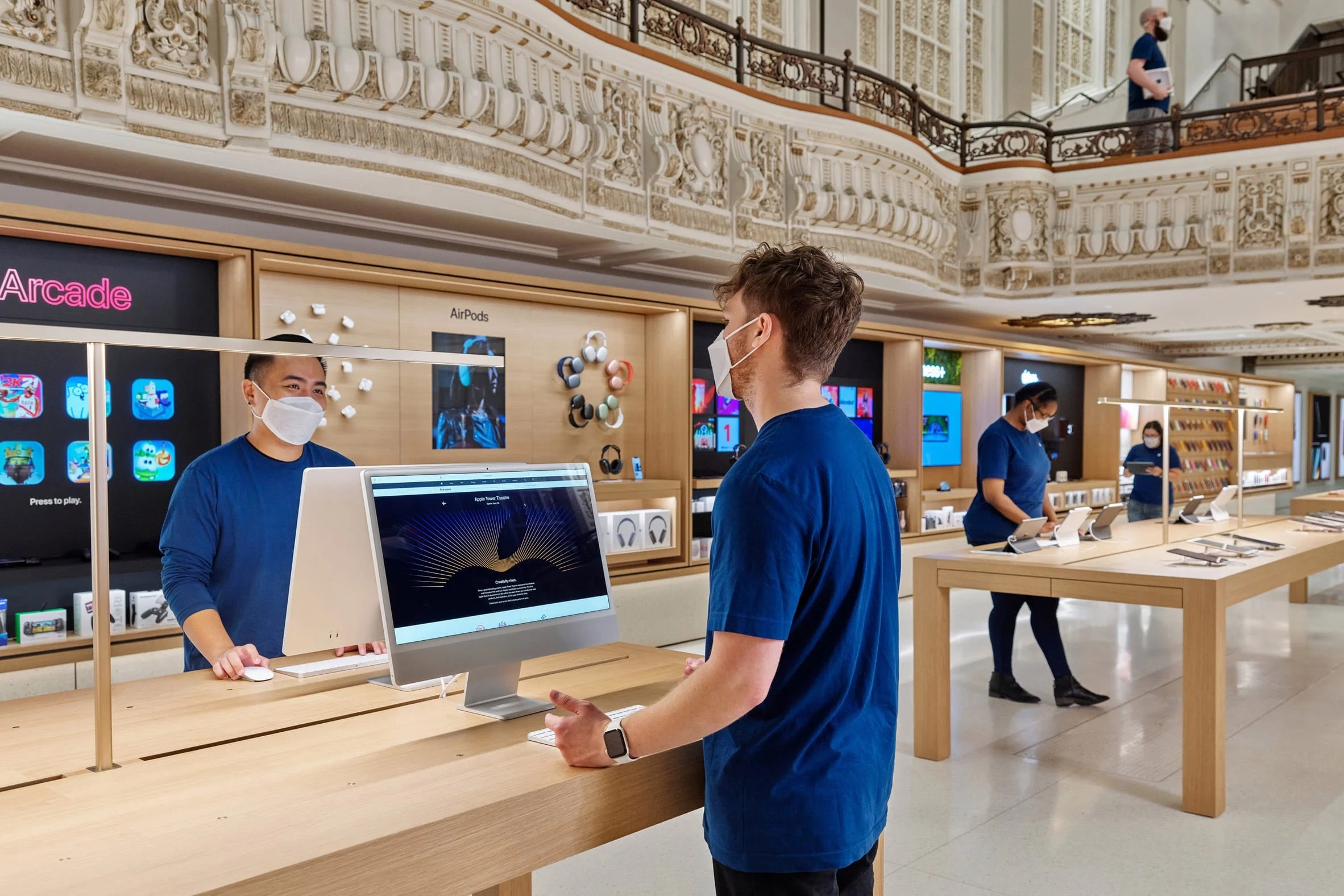 aPPLE STORE BARU, HASIL RESTORASI BIOSKOP BERSEJARAH DI LOS ANGELES