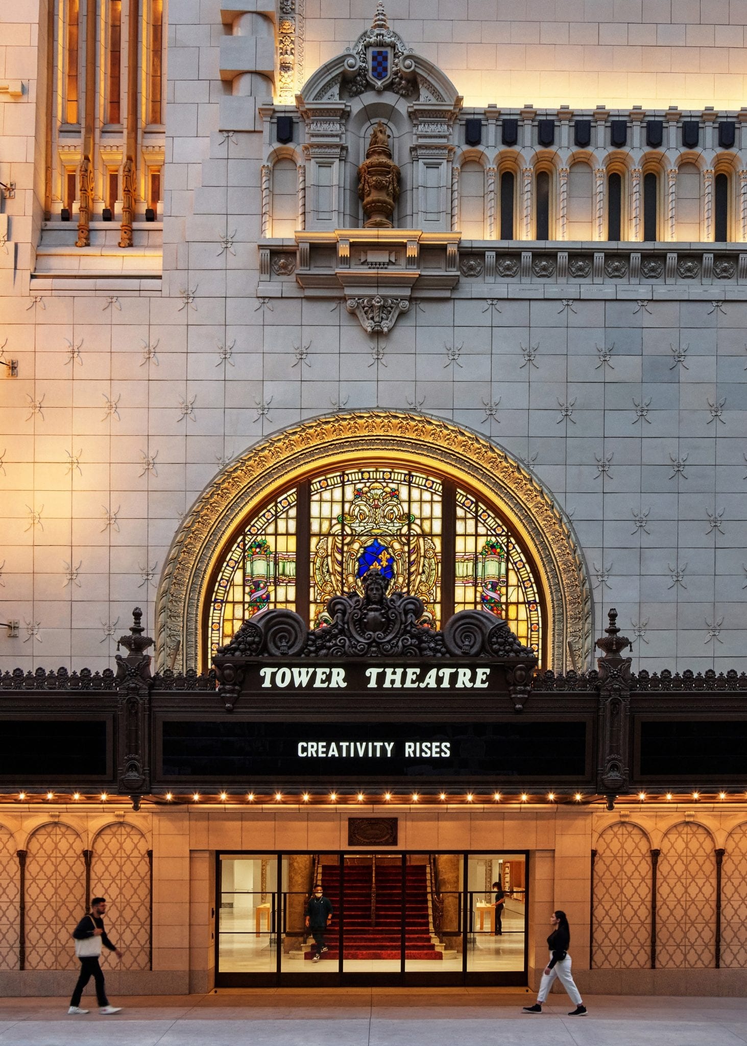 aPPLE STORE BARU, HASIL RESTORASI BIOSKOP BERSEJARAH DI LOS ANGELES