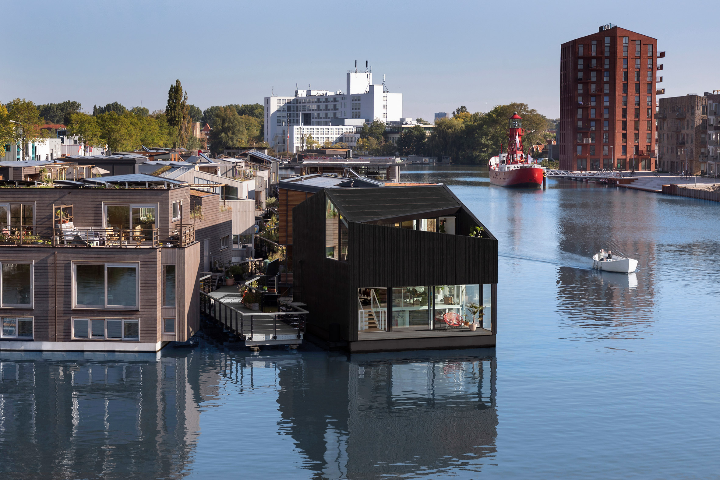 I29 Merancang Rumah Hitam Terapung Di Schoonschip Village, Amsterdam.