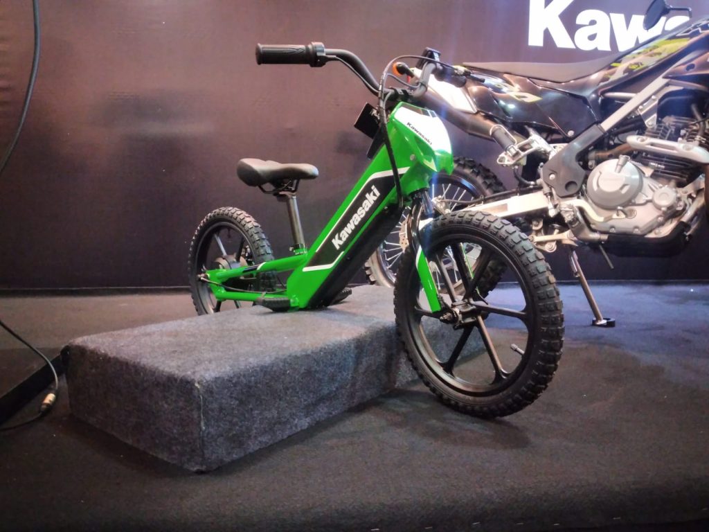 Kawasaki Luncurkan KLX 230 SUPERMOTO, Plus Sepeda Trail Listrik Anak-Anak