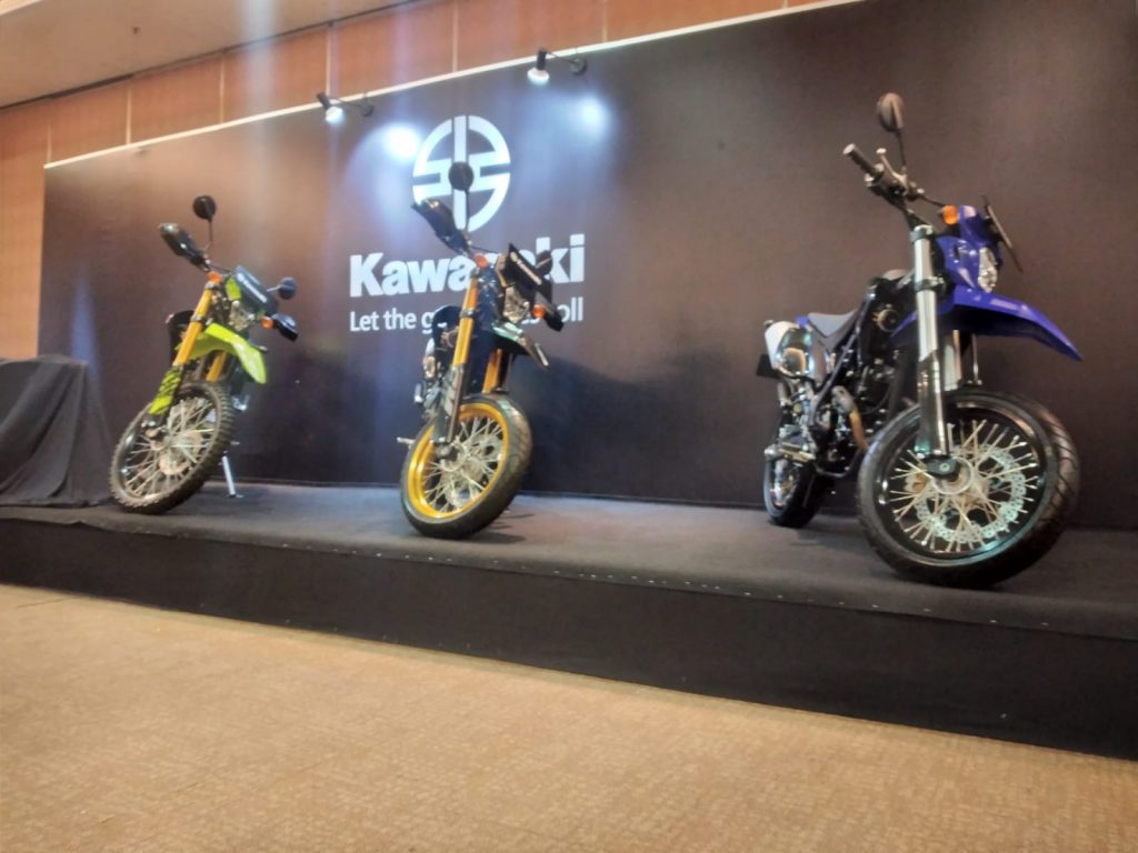 Kawasaki Luncurkan KLX 230 SUPERMOTO, Plus Sepeda Trail Listrik Anak-Anak