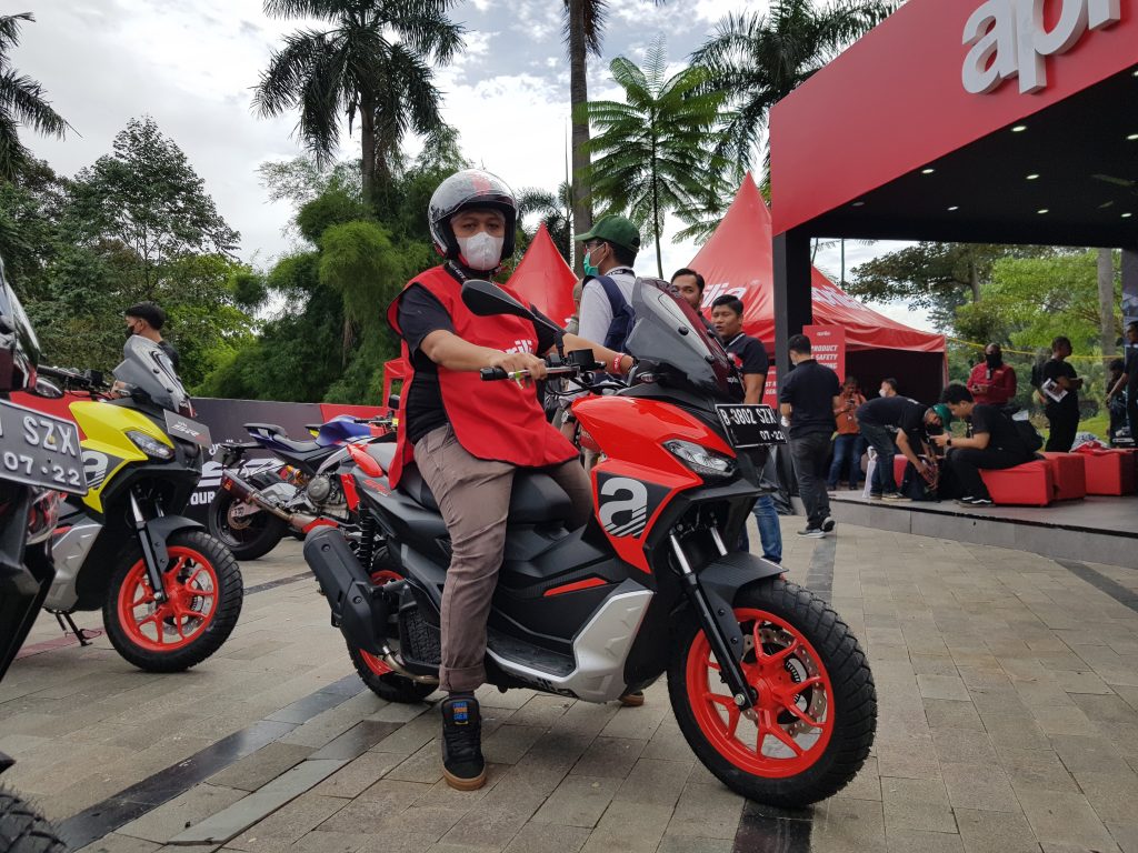 Skutik Aprilia SR-GT 200 ... Luncur di Pusaran Honda ADV 160 - Yamaha XMAX