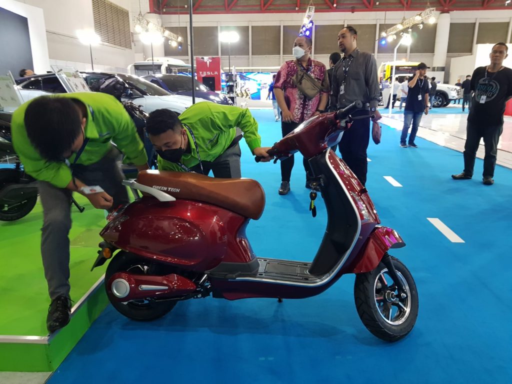 Motor Listrik Mirip VESPA Bertebaran di PEVS 2023, Baterainya Ada yang 10 Tahun