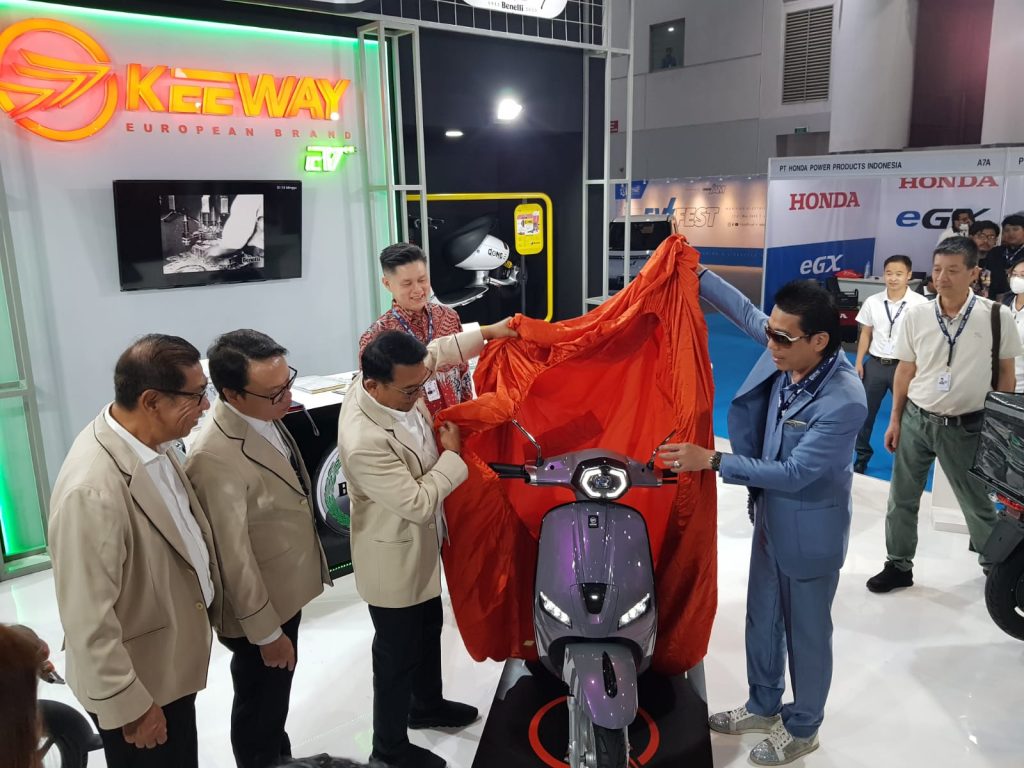 Motor Listrik Mirip VESPA Bertebaran di PEVS 2023, Baterainya Ada yang 10 Tahun