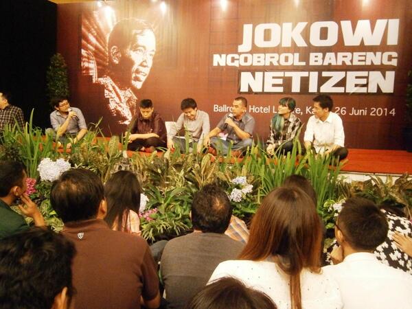 &#91; fix A.darwis Panastak! &#93; Jokowi Kumpulkan Relawan Medsos untuk Kawal Masa Transisi
