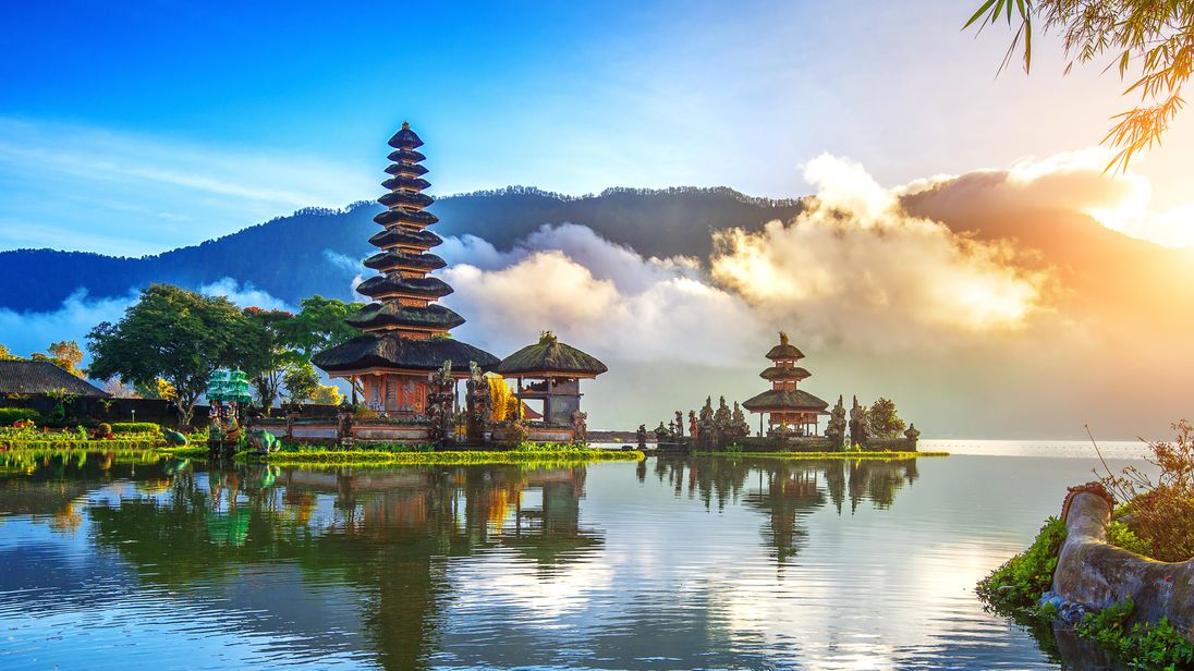 Mengapa Mereka Begitu Jatuh Hati pada Bali? #IniIndonesiaku