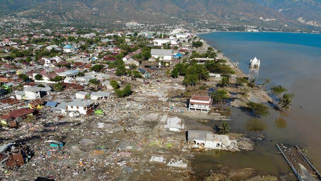 hilang-di-tengah-tsunami-palu-kedua-orang-tuanya-masih-menunggu