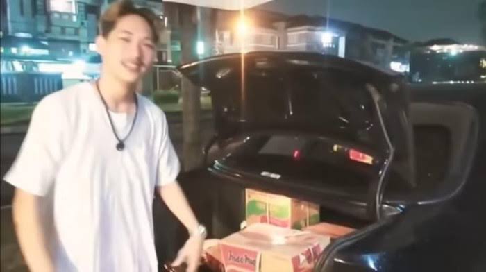 Viral! Youtuber Ini Berbagi Sembako Ke Waria Berisi Batu dan Sampah, Dimana Nuranimu?