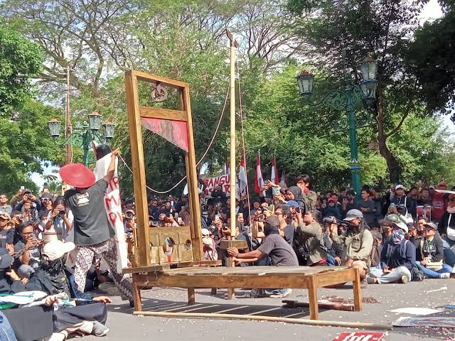 Mahfud Ingatkan Jokowi: Mau Turun Manis, Atau Pahit