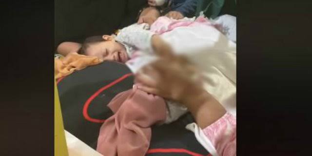 Viral! Bayi Ini Menangis Di pelukan Ibunya yang Meninggal, Buat Netizen Terharu