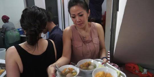 Viral Anak Minum Obat Dicampur Kuah Bakso, Amankah?