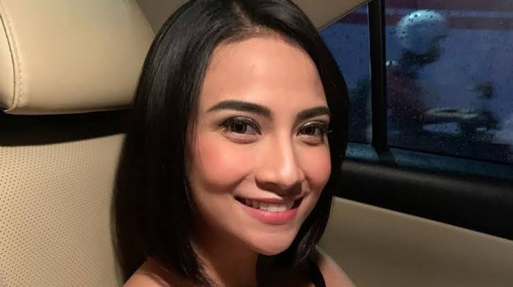 Duh, Daster Vanessa Angel Melorot Sampai Branya Kelihatan