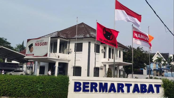 Bendera PDIP Berkibar di Posko Usai Edy Rahmayadi Salam Metal Bareng Hasto