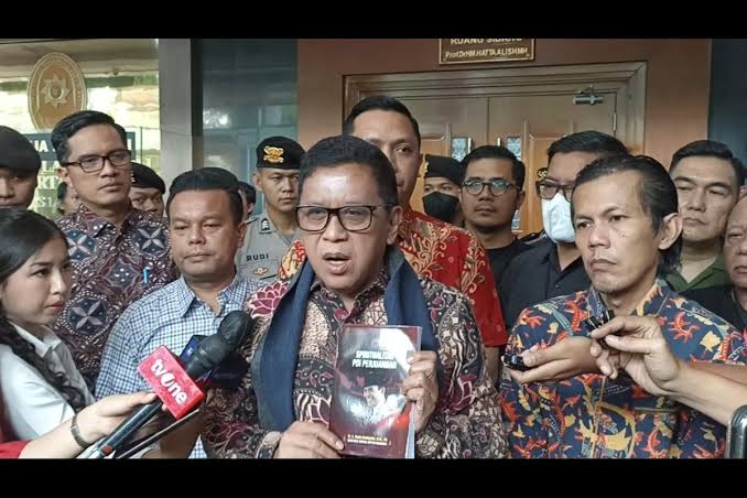 Hasto Tulis Buku &#039;Spiritualitas PDI Perjuangan&#039; di Tahanan untuk Megawati