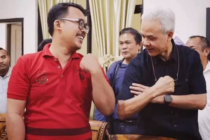 Eks Relawan Ganjar Sindir Kader PSI soal Foto KKN Jokowi: Pada Sakit Jiwa