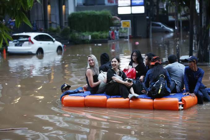 H-1 Jelang Tahun Baru, Banjir Rob Kembali Rendam Muara Angke