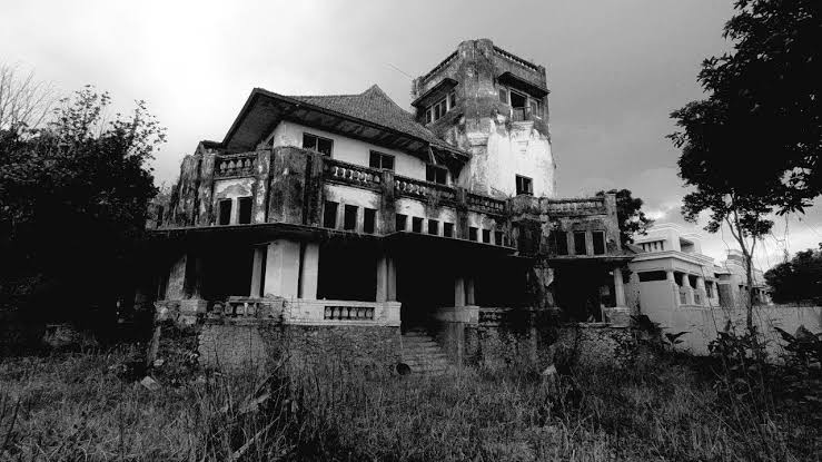 Pengen Ketemu Mbak Kunti, Youtuber Pemberani Ini Eksplor Tempat Angker Sendirian