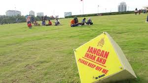 Monas Ku Sayang, Monas Ku Malang