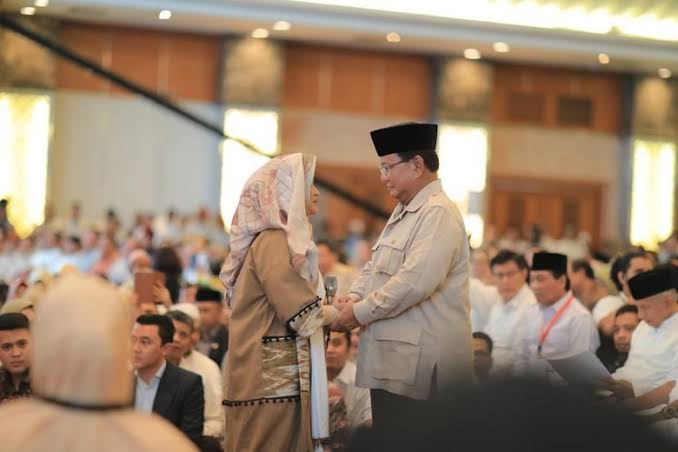 Sebelum Bertemu Jokowi, Prabowo Kirim Surat untuk Neno Warisman