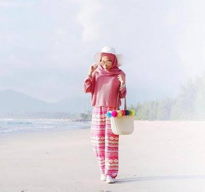 update style hijab buat sista yang suka ke pantai 