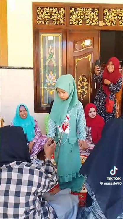 Ramai Perempuan Madura Tunangan di Usia 4 Tahun, Seserahannya Bikin Salfok