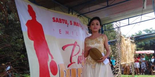 Terampil Belah Durian, Eka Maulidawati Terpilih Menjadi Putri Durian 2016