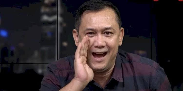 Denny Siregar Kritik Gibran Kerjanya Bagi2 Susu: Obsesi &amp; keahlian fufufa