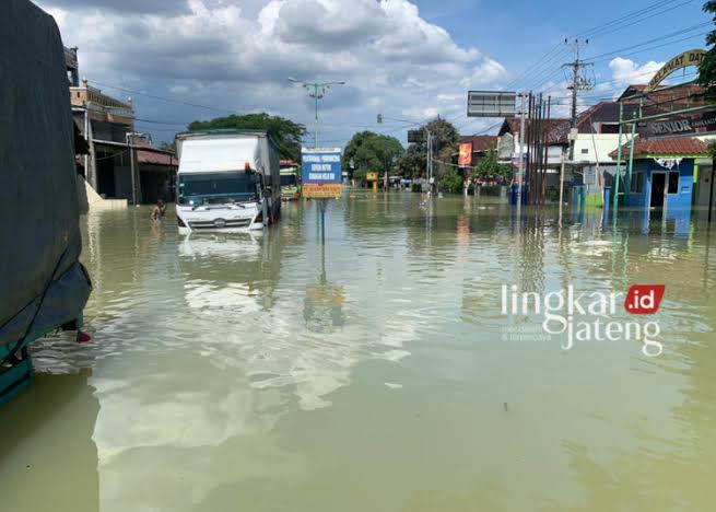 Banjir di Jalan Pantura Demak Picu Kemacetan hingga 15 Km