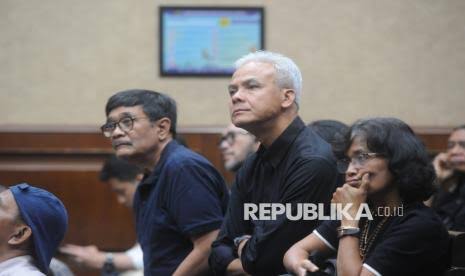 Hadiri Sidang Hasto, Ganjar: Semangat Mas, Hadapi dengan Tegar!