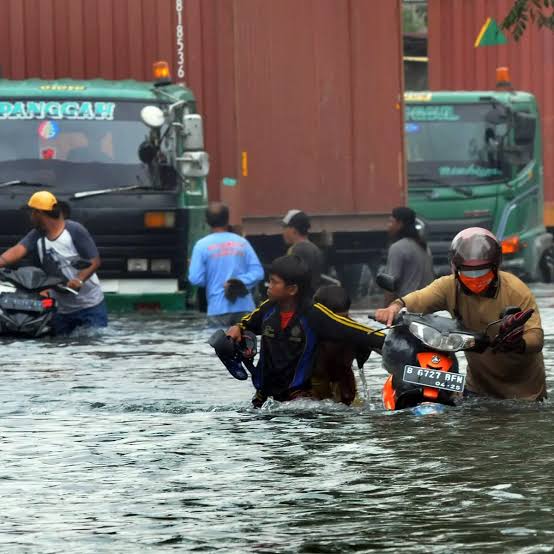 H-1 Jelang Tahun Baru, Banjir Rob Kembali Rendam Muara Angke