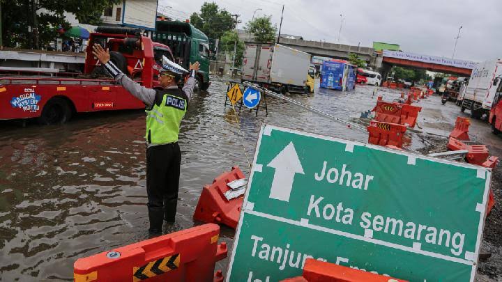 Banjir di Jalan Pantura Demak Picu Kemacetan hingga 15 Km
