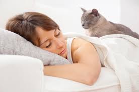 Kebiasaan-Kebiasaan Ini Biasa Dilakukan Orang Sebelum Tidur