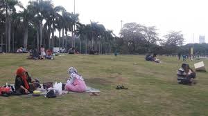 Monas Ku Sayang, Monas Ku Malang