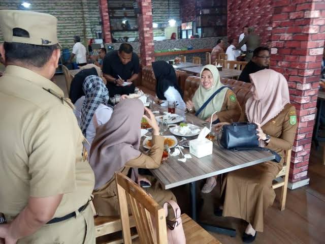 Wkwkwkw! Nongkrong Di Jam Kerja, Para PNS Aceh Kena Razia