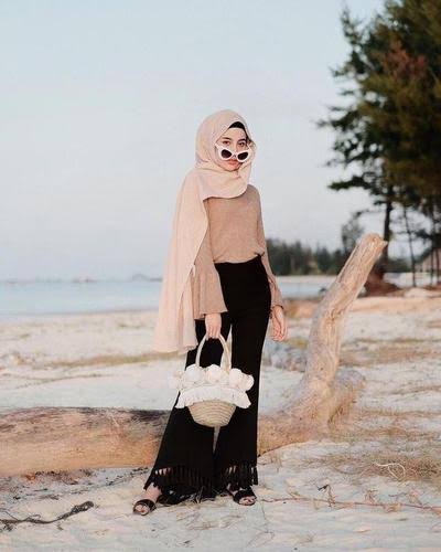 update style hijab buat sista yang suka ke pantai 