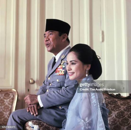 Siapa Istri Termuda Soekarno? Kisah Cinta Singkat di Tengah Masa Suram
